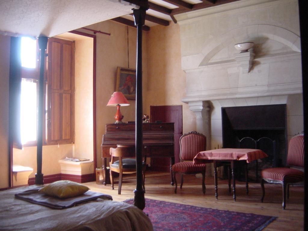 Chateau De La Roche Martel Bed and Breakfast Roiffé Rum bild